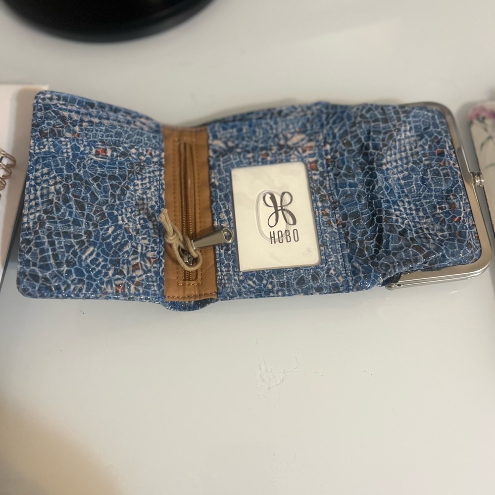 Hobo Robin kisslock wallet trifold - Picture 3 of 5